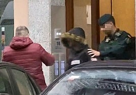 Efectivos de la Guardia Civil trasladan a un presunto trinitario detenido en un piso de Vitoria en febrero del año pasado.