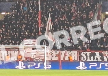 Ultras del Slavia exhiben banderas del Athletic del revés como 'trofeo'