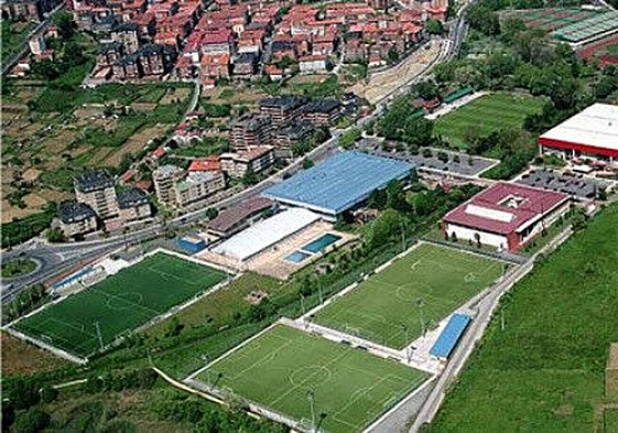 Vista aérea de los campos de fútbol del polideportivo de Fadura, junto a las instalaciones que albergan los vestuarios