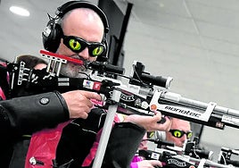 El deportista de Ondarroa, Ager Solabarrieta, en una de sus competiciones de tiro.