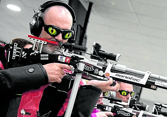 El deportista de Ondarroa, Ager Solabarrieta, en una de sus competiciones de tiro.