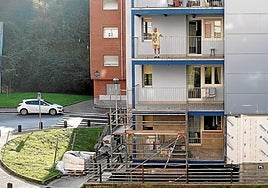 Patxi Vidal disfruta de su nueva terraza en el piso del que es propietario en Otxarkoaga.