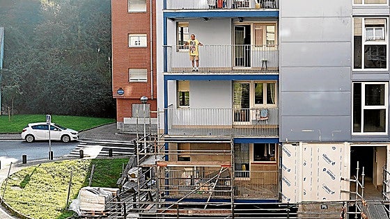 Bilbao culmina las obras para ampliar con terrazas 50 pisos de Otxarkoaga