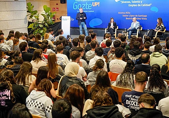 Los estudiantes de diferentes centros escolares trasladaron sus dudas a los ponentes en el foro de empleo y talento joven Gazte Up!, celebrado este miércoles en el Artium.