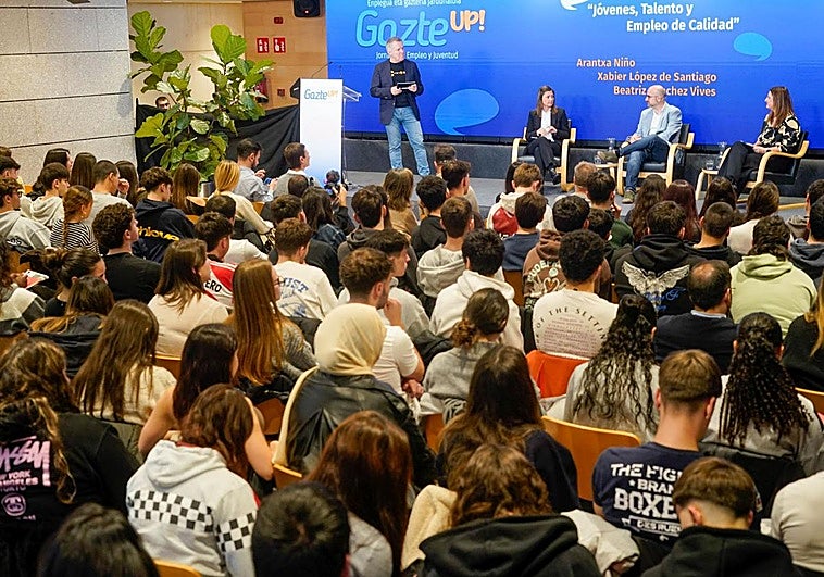 Los estudiantes de diferentes centros escolares trasladaron sus dudas a los ponentes en el foro de empleo y talento joven Gazte Up!, celebrado este miércoles en el Artium.