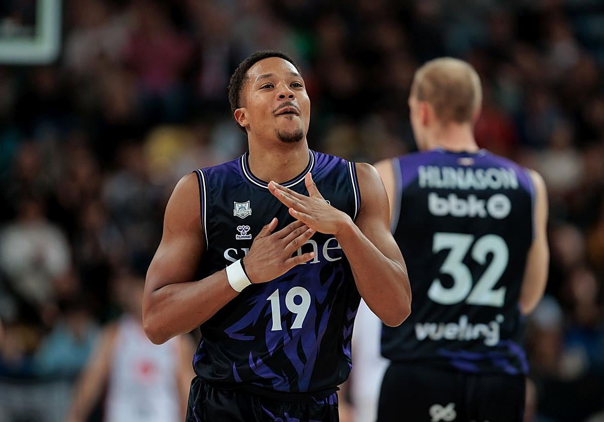 Pantzar, con Hlinason al fondo, gesticula en un partido.