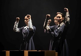 Las tres intérpretes, en un momento del espectáculo.