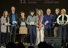 Ibone Bengoetxea, junto a los galardonados con los Premios Euskadi de Literatura