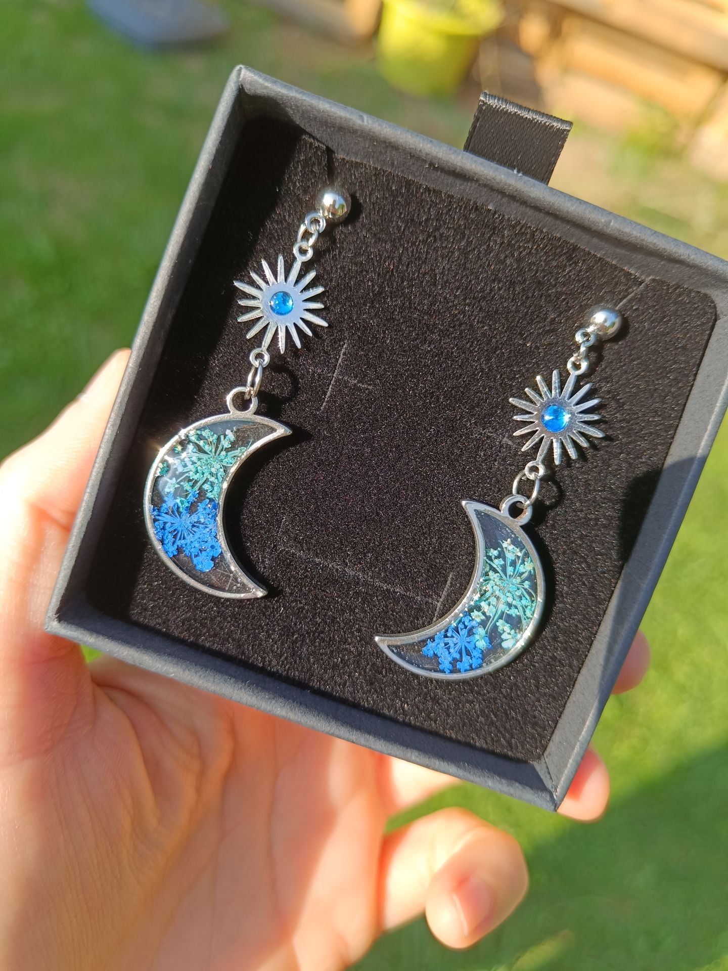 Alba dejó su trabajo fijo en la oficina para crear joyas con más de 100 orquídeas… y hasta con piparras