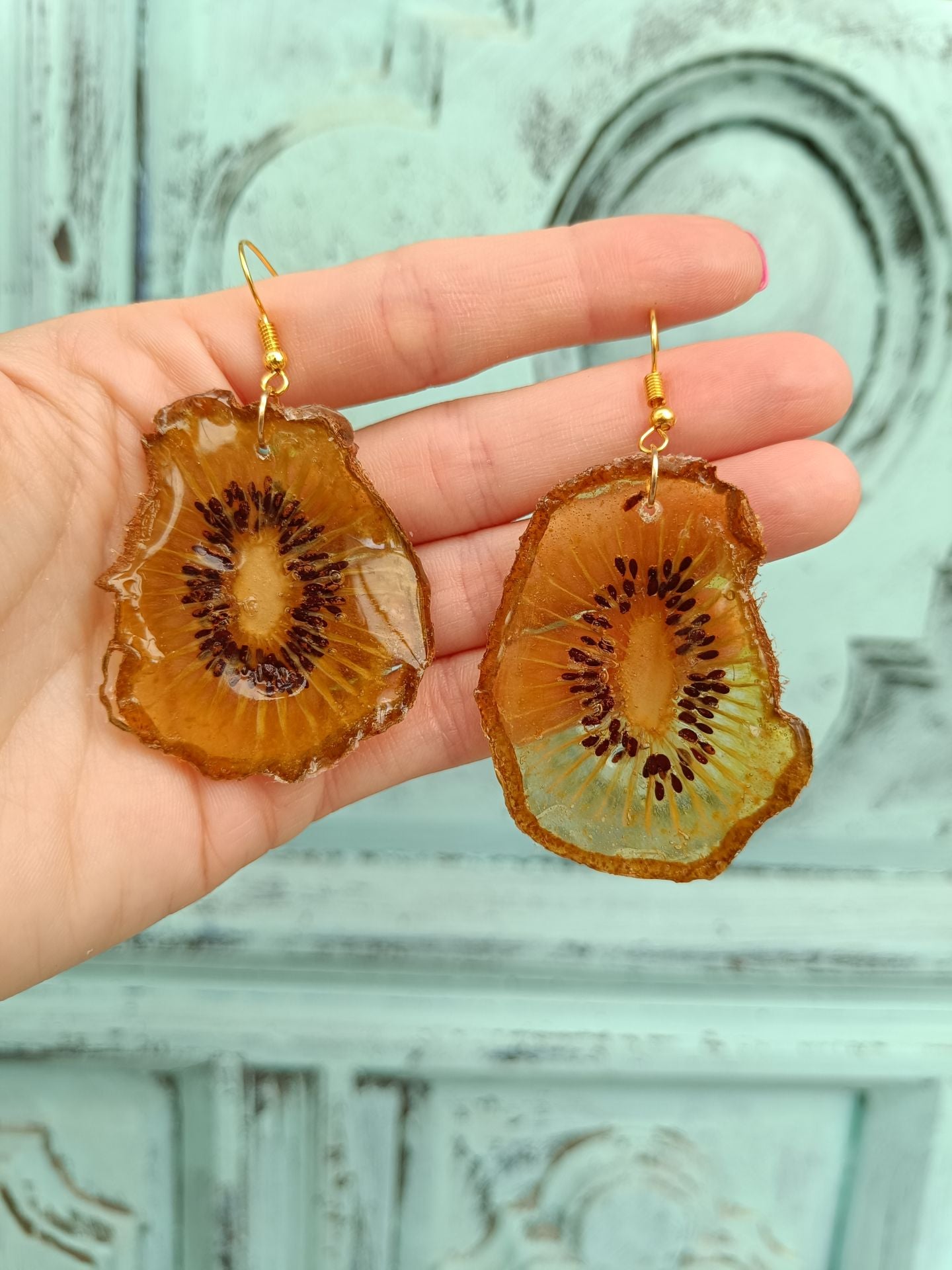 Alba dejó su trabajo fijo en la oficina para crear joyas con más de 100 orquídeas… y hasta con piparras