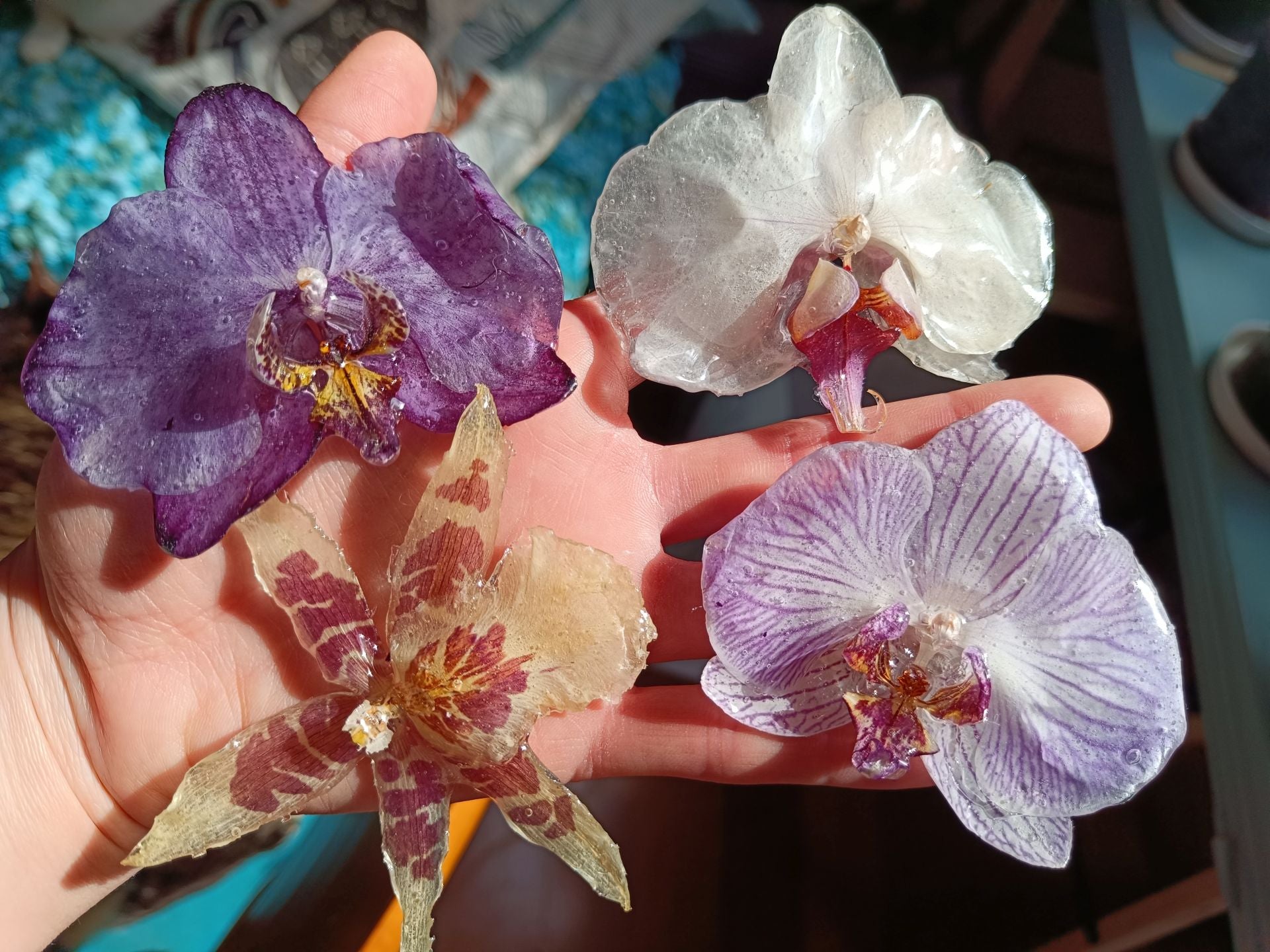 Alba dejó su trabajo fijo en la oficina para crear joyas con más de 100 orquídeas… y hasta con piparras