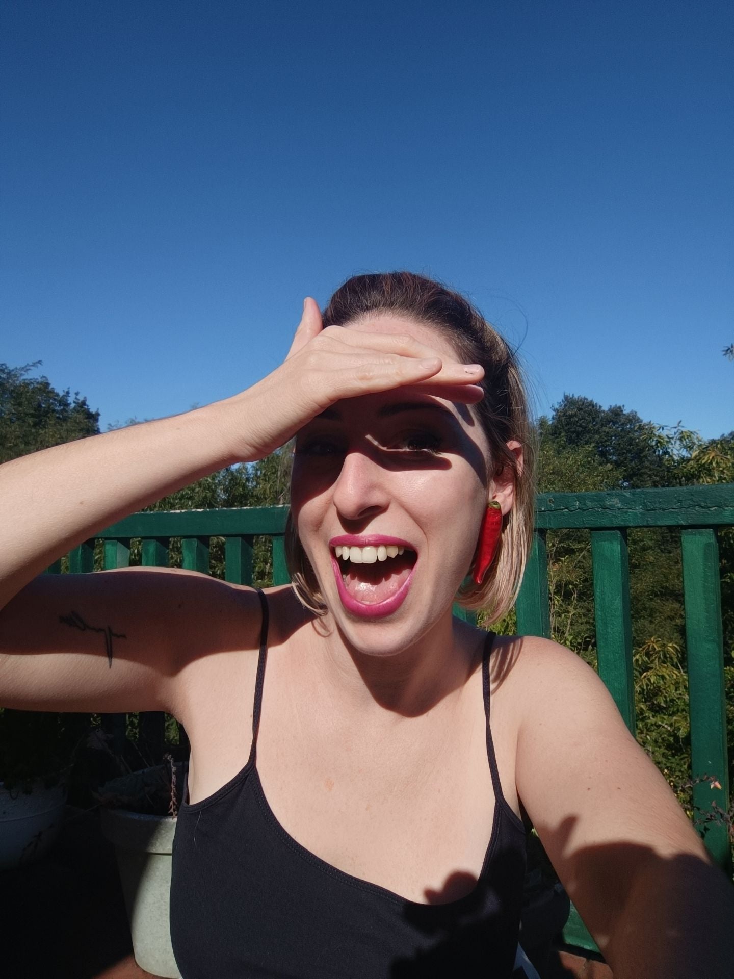 Alba dejó su trabajo fijo en la oficina para crear joyas con más de 100 orquídeas… y hasta con piparras