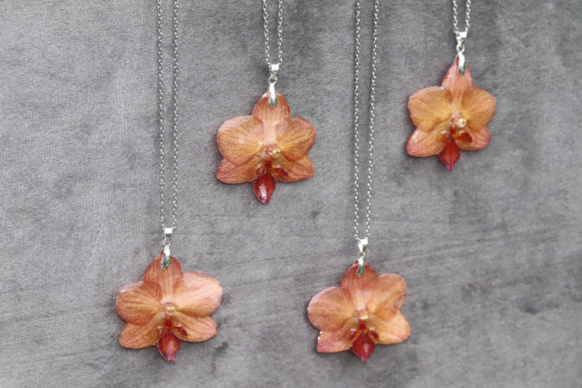 Alba dejó su trabajo fijo en la oficina para crear joyas con más de 100 orquídeas… y hasta con piparras