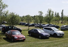 Coches en Garaio durante una jornada de verano.