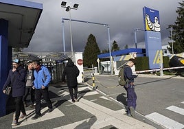Trabajadores de Michelin, a la entrada de la factoría