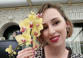 Alba dejó su trabajo fijo en la oficina para crear joyas con más de 100 orquídeas… y hasta con piparras