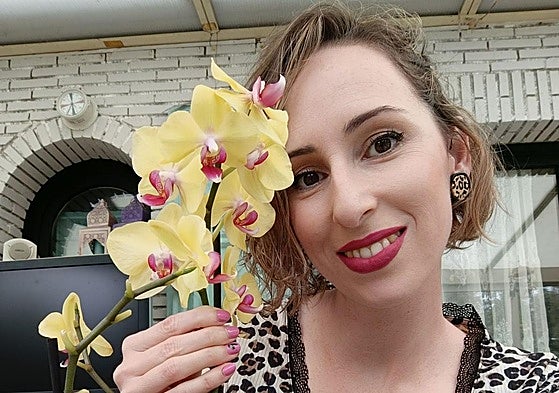 Alba crea joyas con las más de 100 orquídeas que tiene en casa.