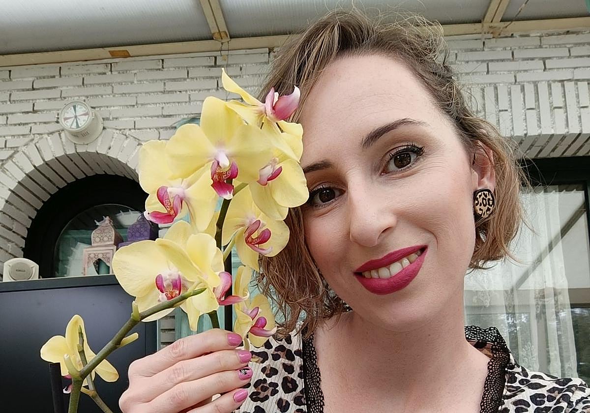 Alba crea joyas con las más de 100 orquídeas que tiene en casa.