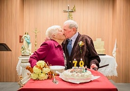 Juana León, 90 años, y Paco Ortega, 96 años, durante la celebración de su boda de titanio.