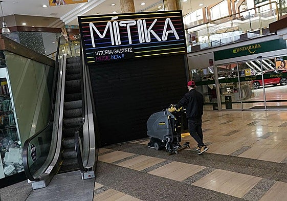 Acceso a la extinta discoteca Mítika, donde ocurrió el crimen.