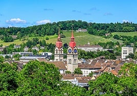 Las torres de la iglesia parroquial de Winterthur despuntan sobre los tejados de la ciudad.