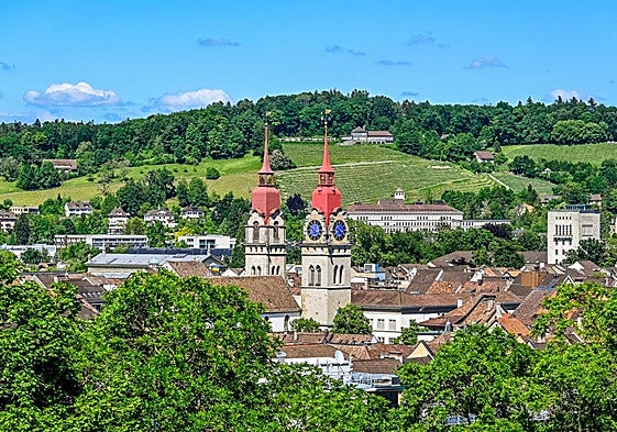 Las torres de la iglesia parroquial de Winterthur despuntan sobre los tejados de la ciudad.