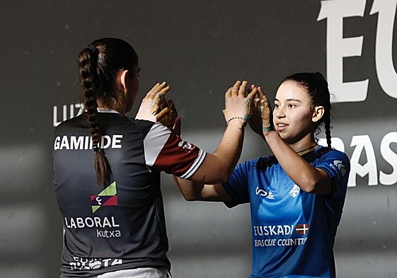 Gaminde y Salsamendi se saludan al final del partido entre Euskadi y España.