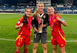 Agote, Vega y Gurtubay posan con el trofeo conquistado en Polonia.