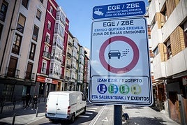 Señal de ZBE a la entrada al Casco Viejo desde Portal del Rey.