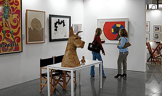 Puesto de Astarloa, local bilbaíno especializado en libros, arte y antigüedades, que ofrece la pieza más cara de la feria, un 'calder' de 150.000 euros que atrae muchas miradas.