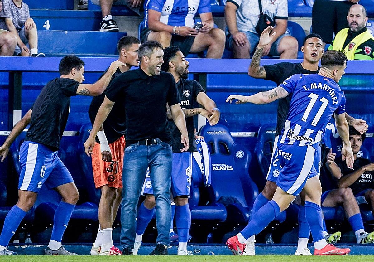 Coudet, con sus jugadores durante un partido en Mendizorroza.