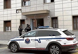 Ertzainas y policías municipales de Durango, en una imagen de archivo.