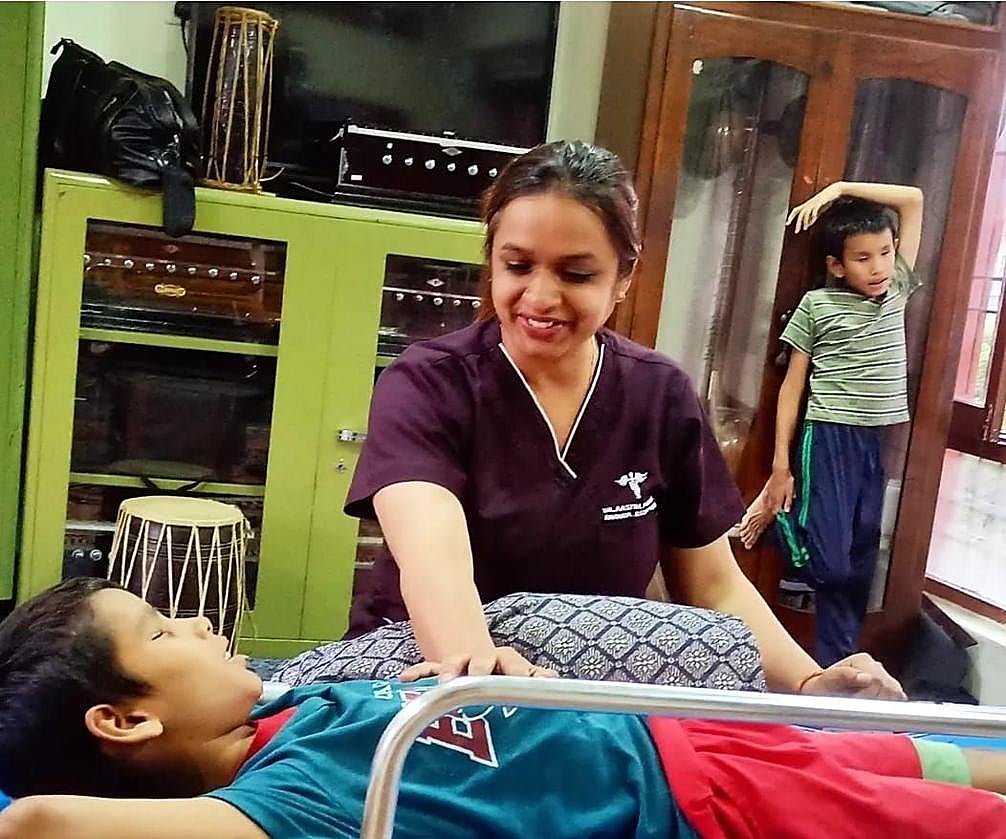 La doctora Aastha Pudasaini con uno de los niños a su cuidado.