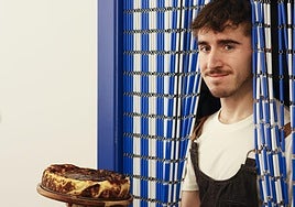 Andrés Quiroga mezcla tartas de queso y vinos en su nuevo local de Bilbao.