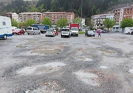El anexo de Ondarroa es una zona repleta de baches donde los turismos aparcan como pueden.