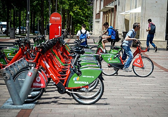 Vista de usuarios de Bilbabizi en un aparcamiento para bicicletas.