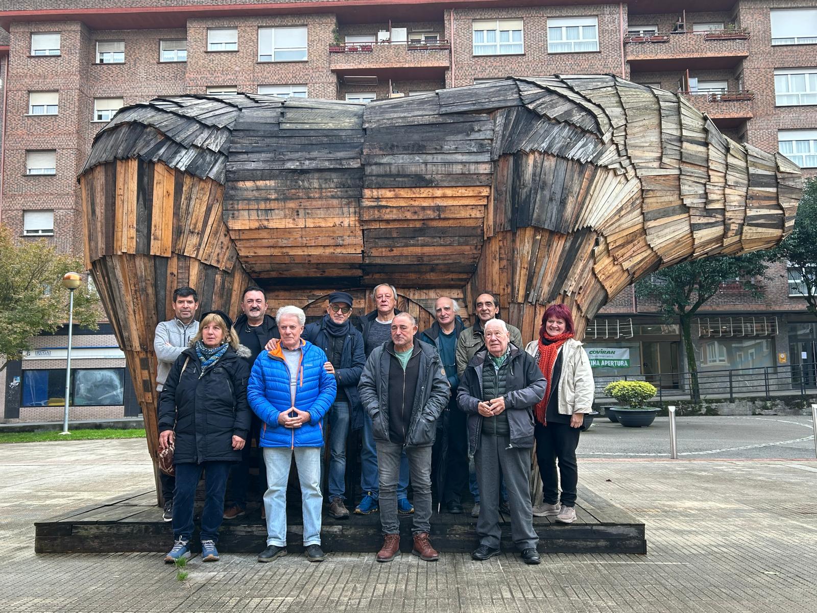 Los artistas del colectivo Eskuhaldunak posan junto a la escultura del ídolo de Mikeldi