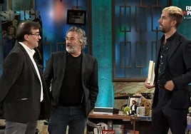 El escritor Javier Cercas toma el pelo a Broncano: «No te lo regalo; es para darte envidia»