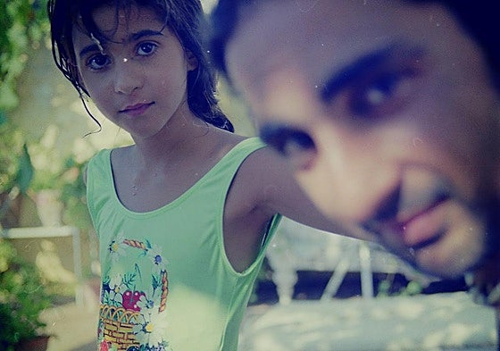 Alba Flores, que tenía ocho años cuando murió su padre, Antonio Flores, en una de las imágenes caseras del documental.