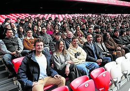 Los jóvenes alumnos posan junto con los comerciantes, organizadores y las autoridades sobre el césped del estadio de San Mamés.