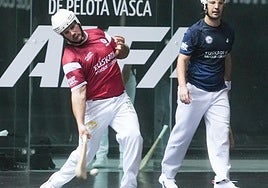 Ibargaray golpea una pelota con la derecha en el frontón Bizkaia