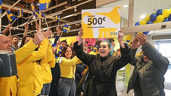 Largas colas en la apertura de Ikea en Vitoria