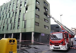 Bomberos actuando en el edificio donde se desató el incendio.