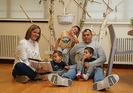 Janire, con su marido y sus tres hijos.