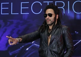 El desagradable incidente de Lenny Kravitz con una fan: le arranca cuatro rastras en pleno concierto