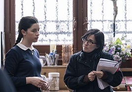 Blanca Soroa y Alauda Ruiz de Azúa en el rodaje de 'Los domingos'.