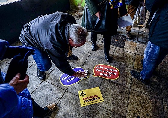 '¿De verdad vas a mear aquí?', puede leerse en las pegatinas.