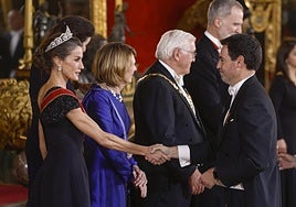 Pradales saluda a la reina Letizia durante la cena de gala ofrecida al presidente de la República Federal de Alemania, Frank-Walter.