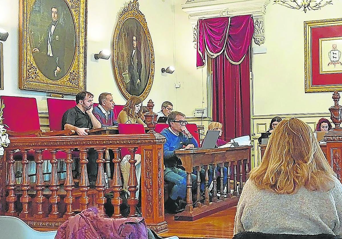 La regidora anunció al final del pleno la renuncia como edil de la que fue su mano derecha, Sonia López, que no se presentó en el Ayuntamiento.