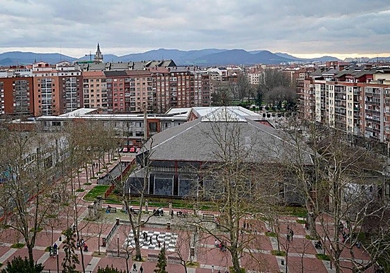 Vista exterior de la iglesia de San Francisco, en el barrio vitoriano de Zaramaga.